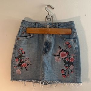 TOPSHOP - embroidered denim mini skirt - size US2